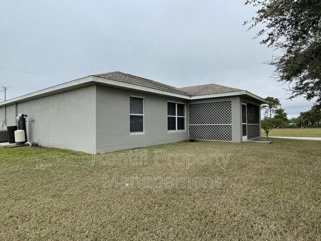 Building Photo - 1429 NE 5th Ave