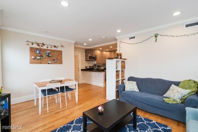 Building Photo - 4 br, 1 bath Apartment - 1 Oswald St 1 Unit 1