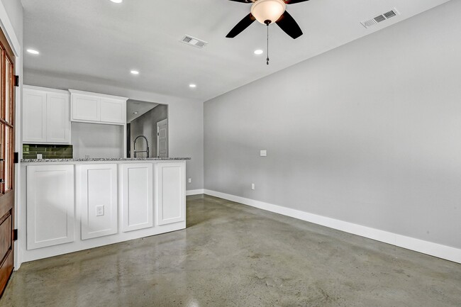 Building Photo - 1323 S 5th Ave