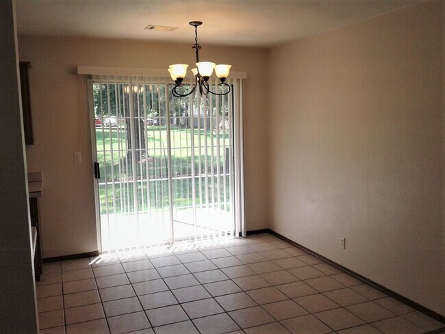 Foto del edificio - 822-824 N. Daisy Ln