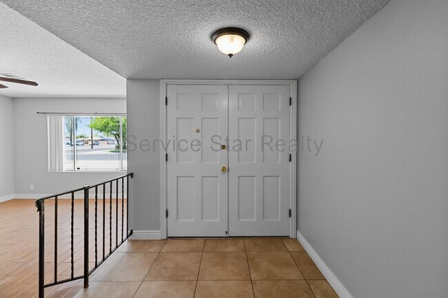 Building Photo - 3455 W Kaler Dr