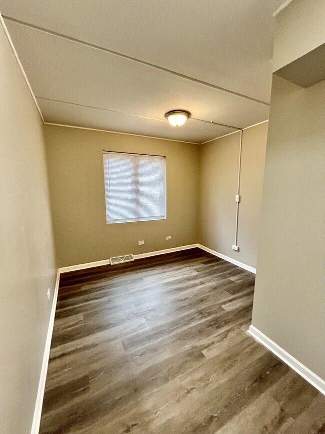 Building Photo - 914 School St