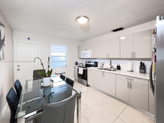 Foto del edificio - 3360 SW 24th Ter
