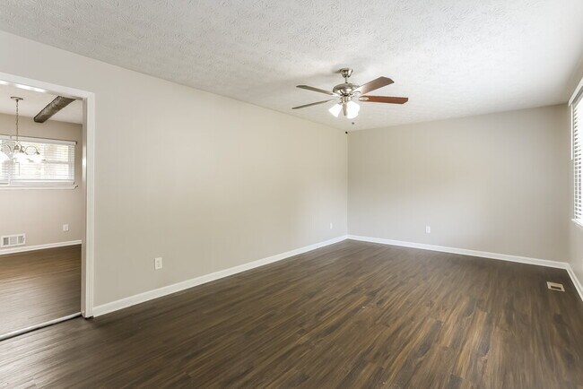 Building Photo - 446 Wexwood Dr