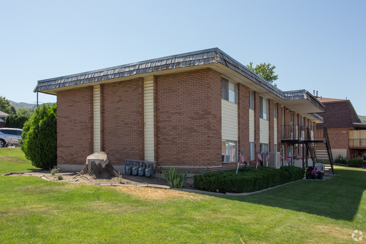 Building Photo - Woodland Manor