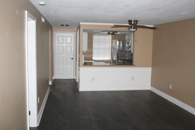 Building Photo - Completely Updated Condo