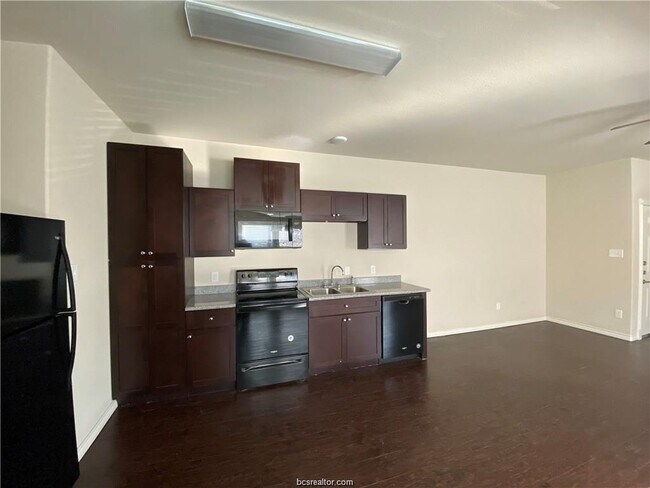 Building Photo - 2911 Hillpoint Dr