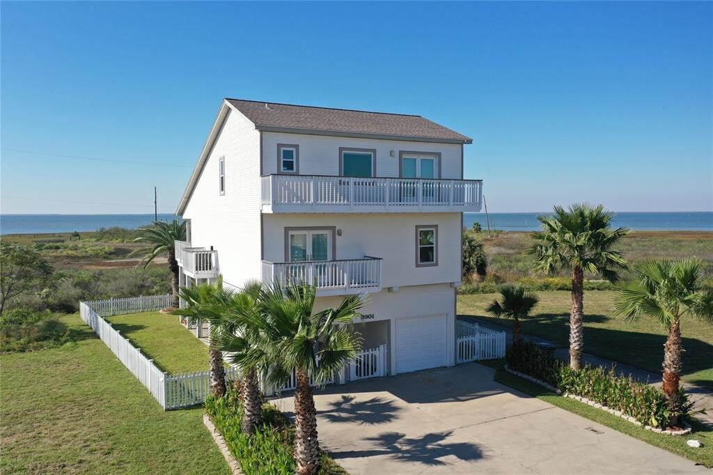 3901 Bridge Harbor Dr, Galveston, TX 77554