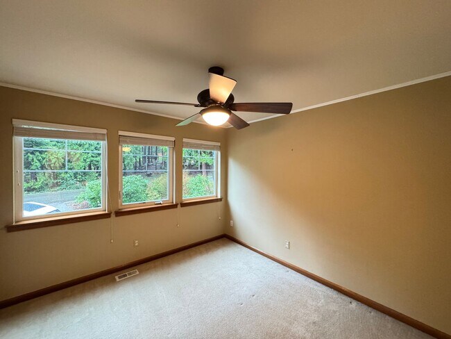 Foto del edificio - Spacious 4-Bedroom Home for Rent in Woodinville