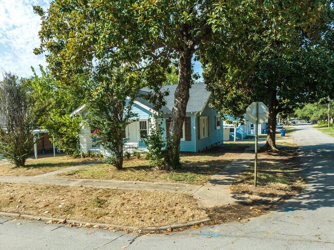 Building Photo - Freshly Updated 2 Bedroom House