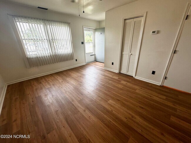 Building Photo - 105 Kim Ave