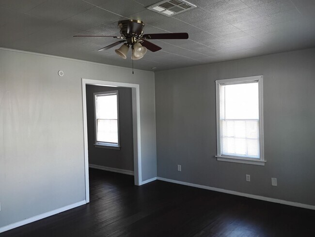 Building Photo - Near Lake Hefner!