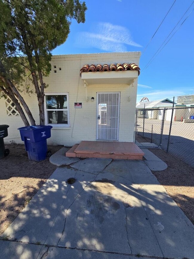 Building Photo - 818 S Arizona Ave