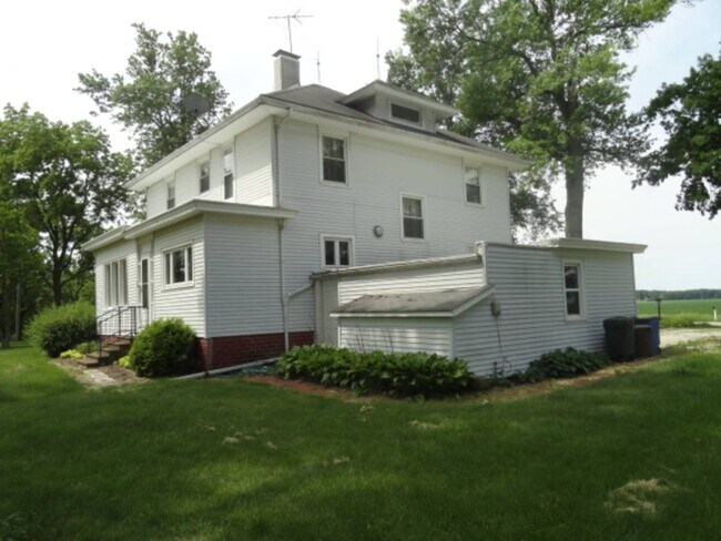 Building Photo - 1945 US-150