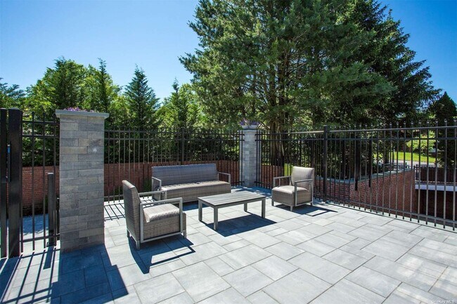 Building Photo - 91 Duck Pond Dr