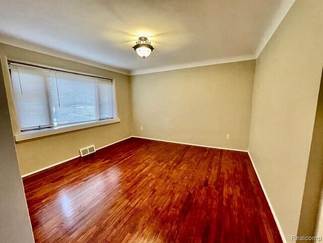 Building Photo - 5561 Livernois Rd
