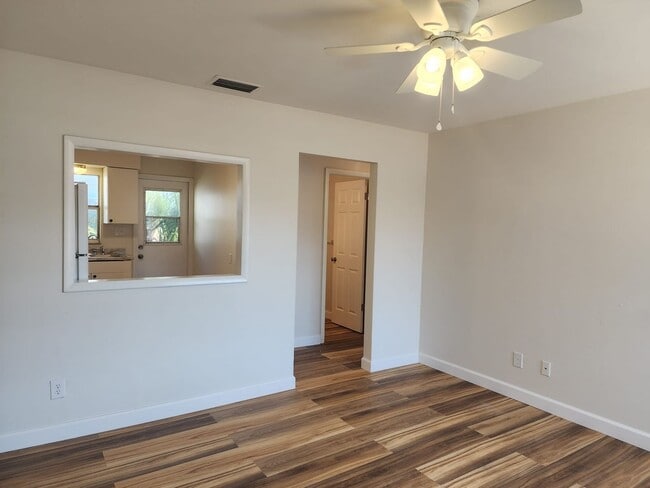 Building Photo - Updated Duplex Apartment in Central Gulfport!