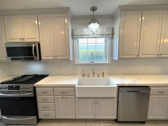 Foto del edificio - Luxurious Lake Balboa Home with Athletic A...