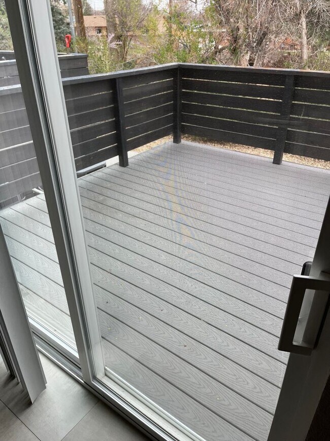 Foto del edificio - Remodelled 2/1 in Louisville, Modern Appliances and Finishes, Private Deck, Private Entry