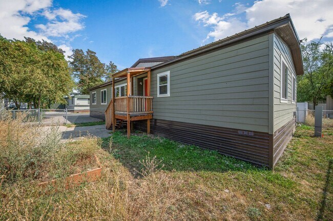 Building Photo - 3 bed 2 bath double wide manufactured home