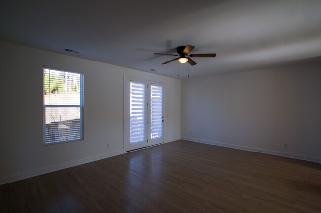 Foto del edificio - 2024 Eva Pearl Dr