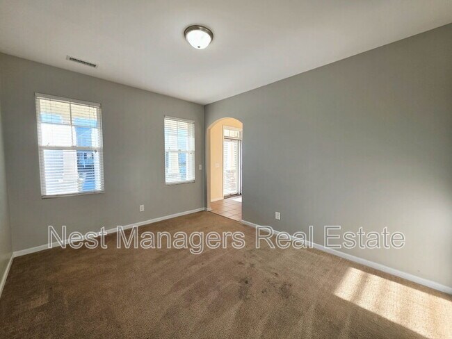 Foto del edificio - 825 Running Horse Ln