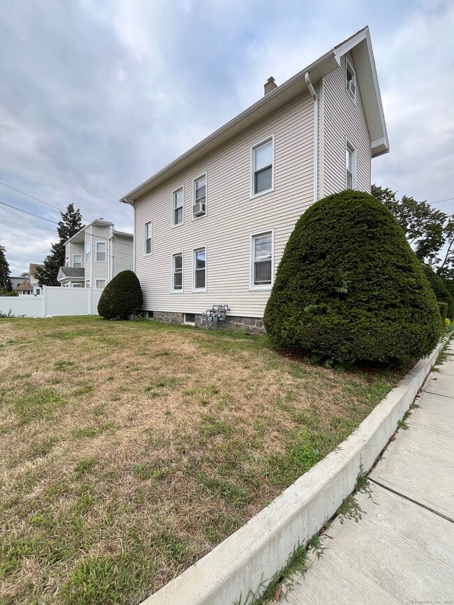 Building Photo - 35 Cove Ave