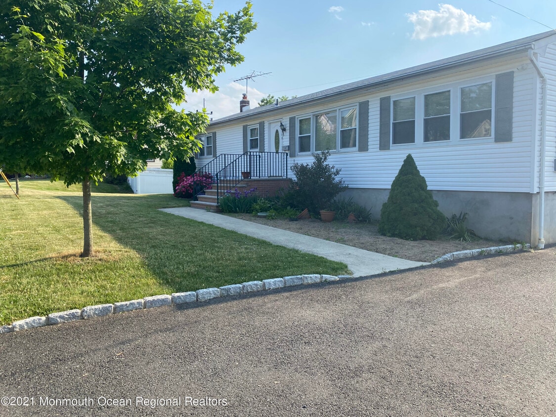 340 E Rd, Belford, NJ 07718 House Rental in Belford, NJ