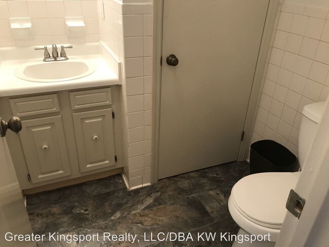 Building Photo - 2 br, 1.5 bath House - 1705 W Lakeview Dr #1