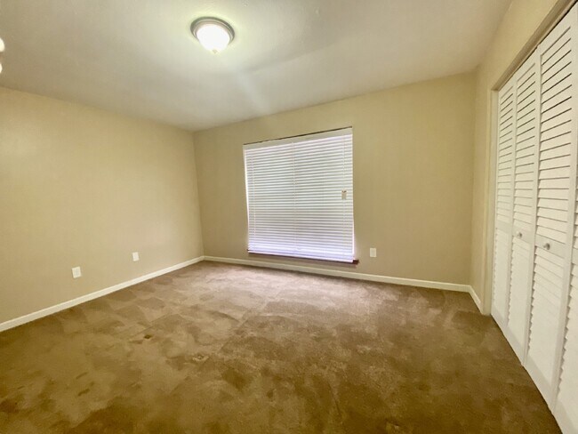 Building Photo - 2BR/2.5BA Townhome in Gated Community for Lease!