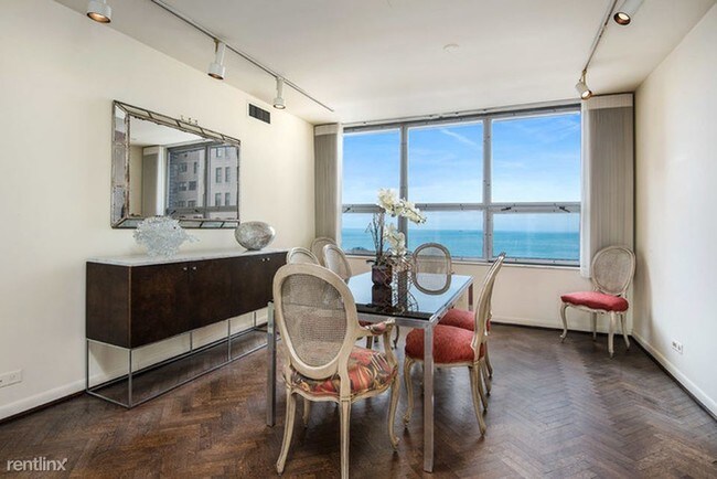 Foto del edificio - 2 br, 2 bath Condo - 1515 N Astor St