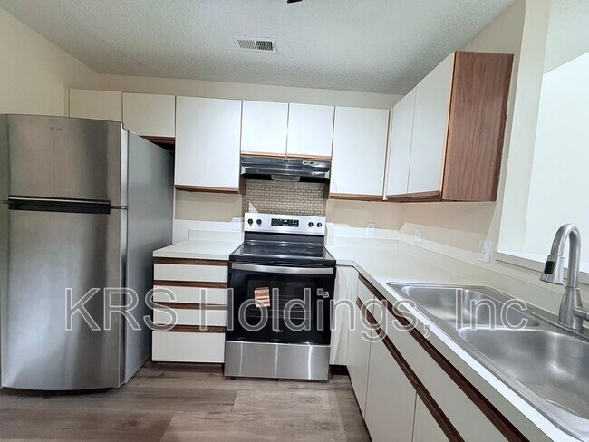 Building Photo - 4921 Hollenden Dr
