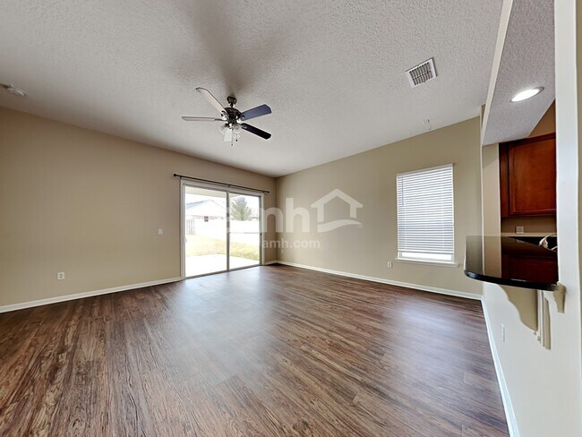 Foto del edificio - 2572 Creekfront Dr