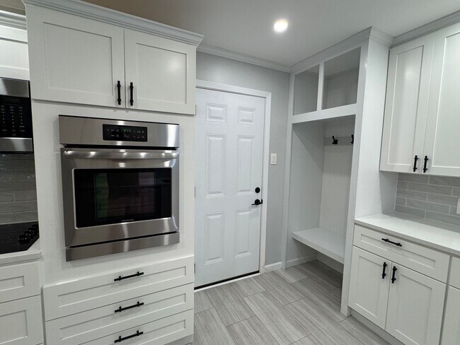 Foto del edificio - Beautifully Renovated 3 Bedrom