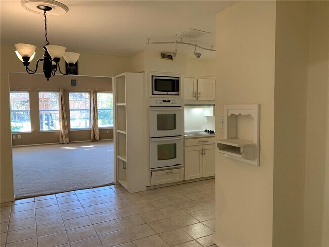 Building Photo - 1215 Belclaire Ln