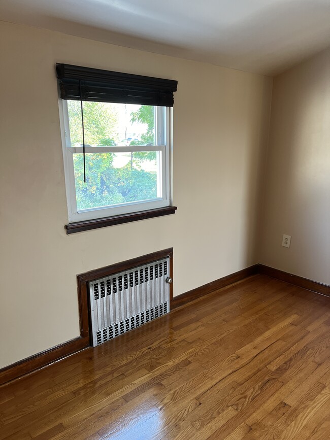 Ventana del salón con vistas al patio - 156 Maple St