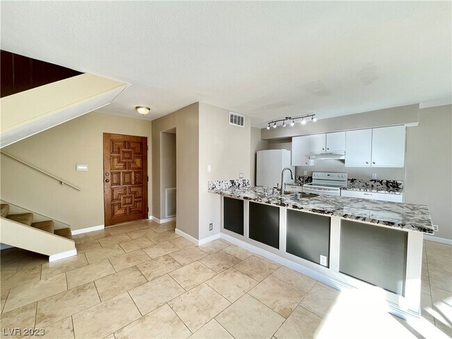 Building Photo - 3014 El Camino Ave