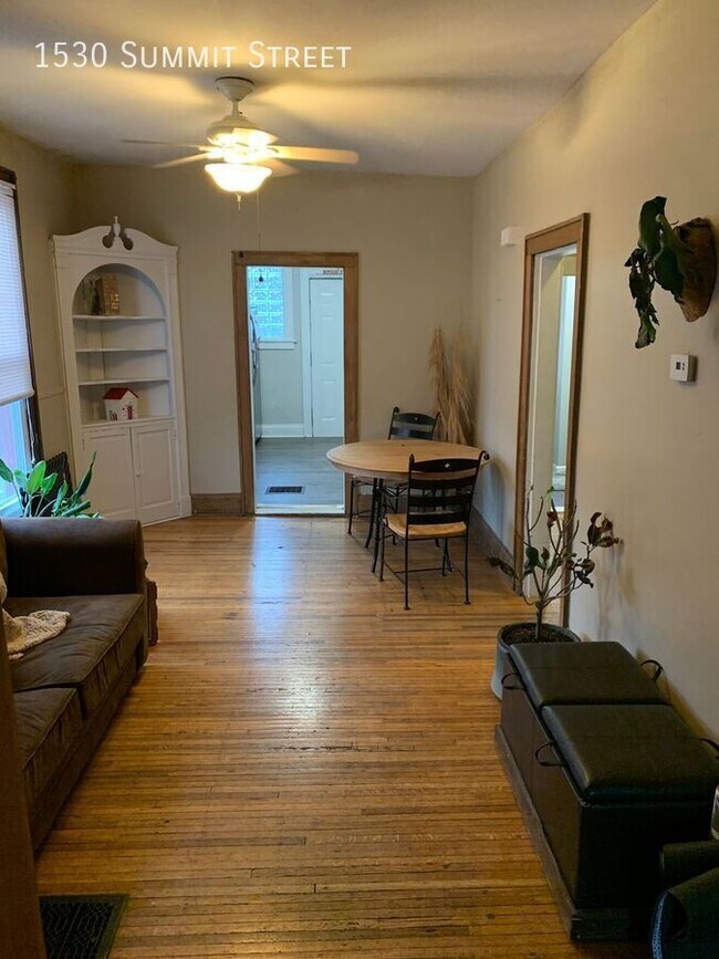 Foto del edificio - Large 4 Bedroom 2 Bath Right In Central Ca...