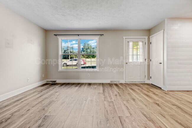 Foto del edificio - 3610 13 Mile Rd NE