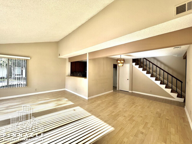 Building Photo - 3 Bedroom Townhouse in Torrance For Rent