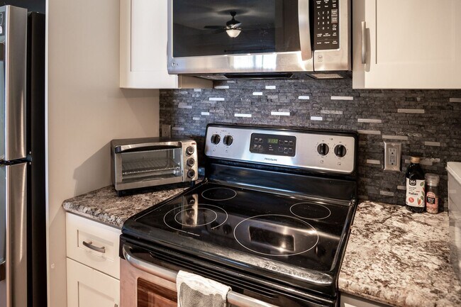 Foto del edificio - FULLY FURNISHED, 2/1.5 2nd floor condo in Keonekai Villages.