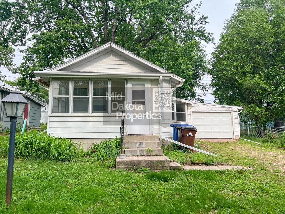 Primary Photo - 611 S Wisconsin- 1 Bedroom House with atta...