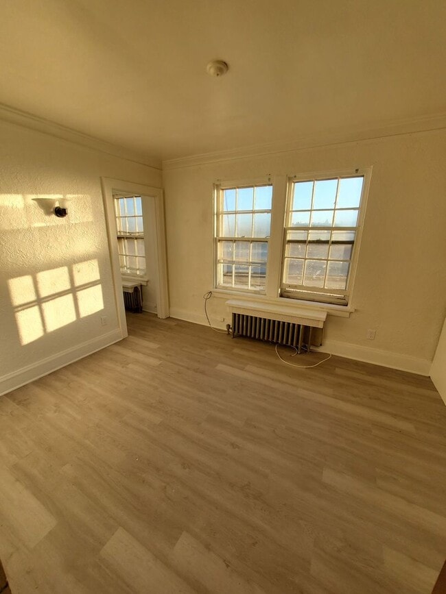 Building Photo - 614 6th St