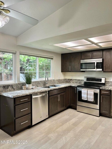 Foto principal - 1965 Woodtrail Dr