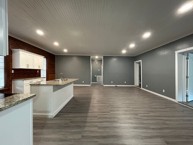 Foto del edificio - 4 Bedroom, 2 Bath with Bonus Room- Single ...