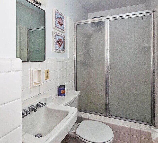 Foto del edificio - "Charming 3-Bed, 3-Bath Gem with Spacious 1774 Sq. Ft. in East Lansing"