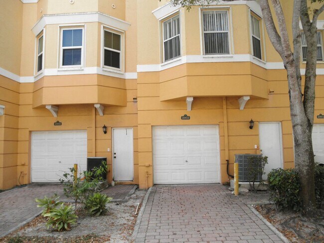 Foto del edificio - Shoma Townhomes