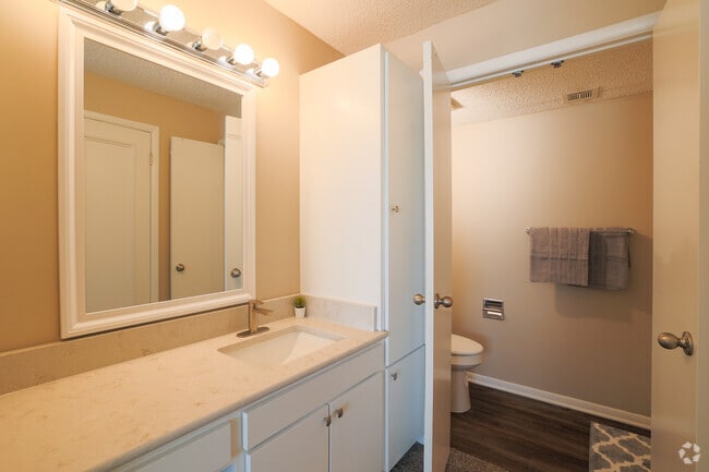 2BR, 2BA - 1,253SF - Twin Lakes