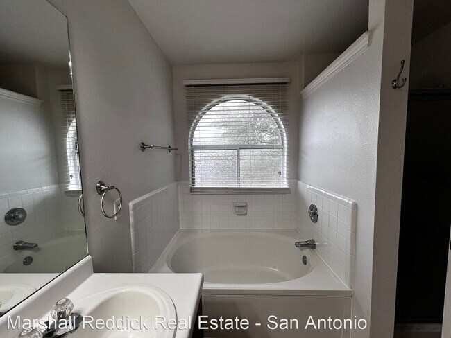 Foto del edificio - 3 br, 2 bath House - 10302 Lion Chase