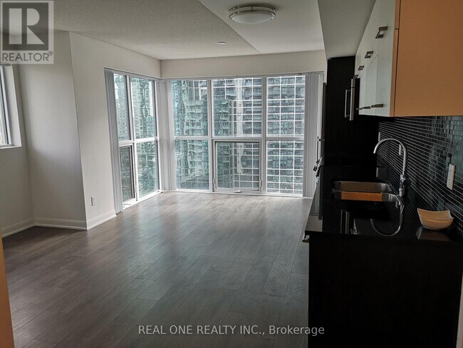 Photo du bâtiment - 5162 Yonge St